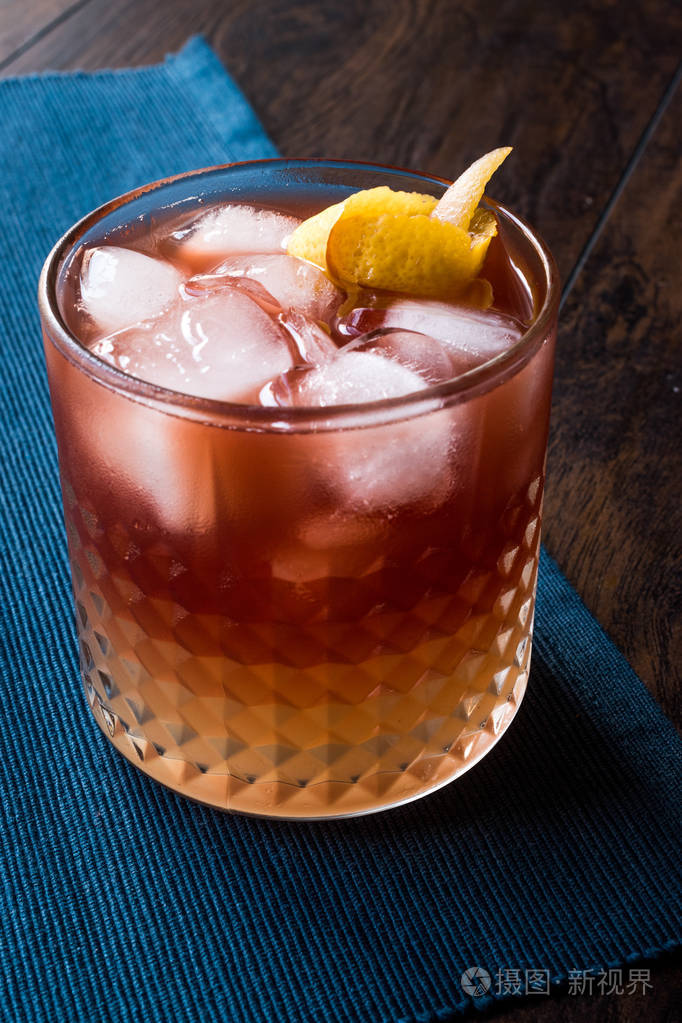 纽约客鸡尾酒柠檬皮和冰