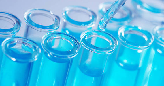 在实验室里，用移液管的科学家分析了色的液体中提取的 Dna 和分子的试管中。概念 研究 生物化学 性质 医药