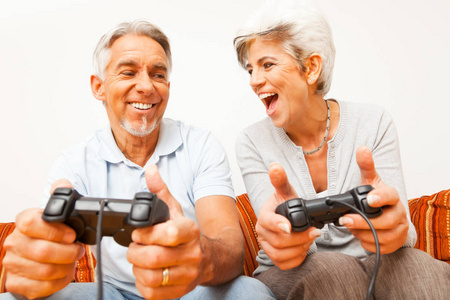 玩电脑游戏的年长夫妇