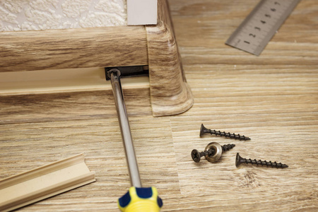 公园一角安装在房间一角的脚板照片