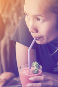 女人饮料桃食品水果冰沙图片