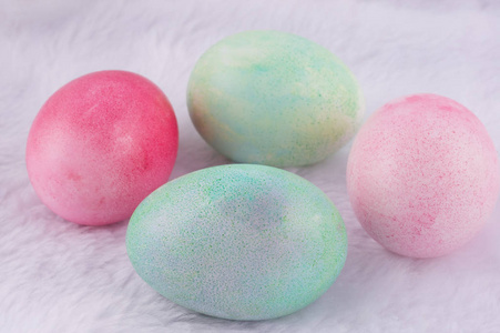 四多彩多姿的被绘的复活节蛋在白色人造兔子