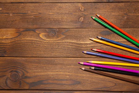木木板上的彩色铅笔, 顶部视图