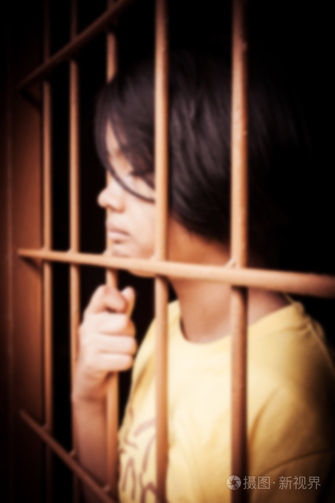 年份的模糊的亚洲女孩在监狱里的手