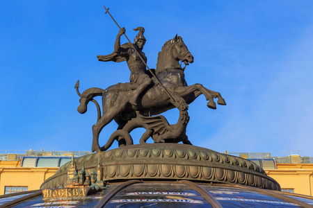 圣乔治 Manege 广场上的胜利雕像。莫斯科在冬天