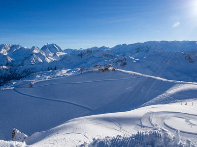 在美丽的冬雪 3 vallees 法国, Meribel 的法国著名山的壮观的风景滑雪。2018. 蓝天和许多雪