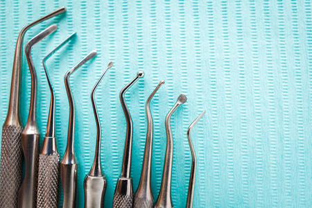 牙科镜子和探针钩在蓝色牙科器械和工具在牙医的办公室