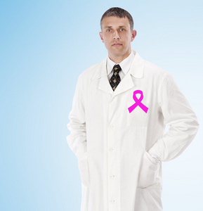 女医生男子与粉红丝带象征女性健康。健康
