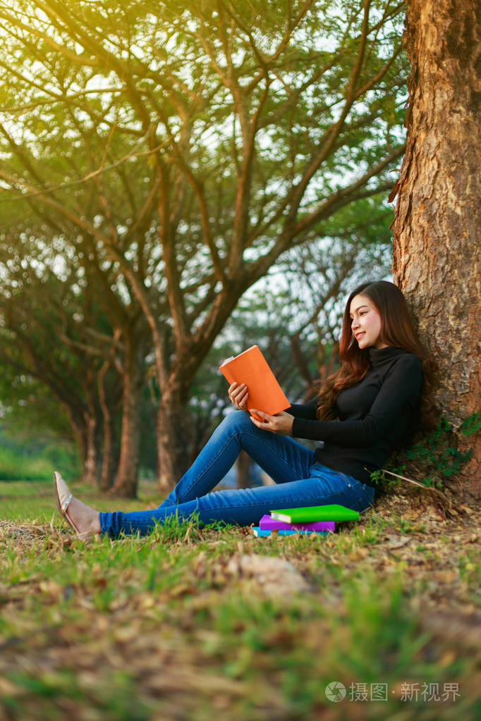 女青年坐在公园看书照片-正版商用图片0nven3-摄图新视界