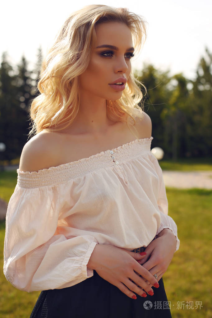 金色的头发在优雅的服装构成的华丽性感女人