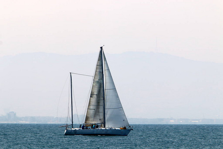 以色列沿岸地中海的一艘小型游艇