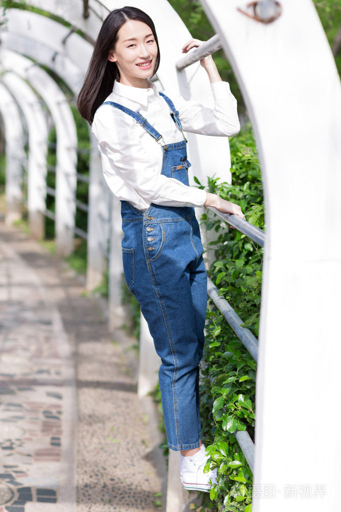 穿休闲装的女孩