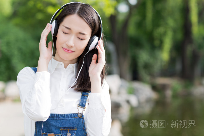 听音乐女孩