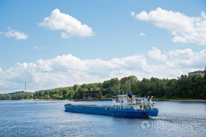 景观的伏尔加河和船俄罗斯