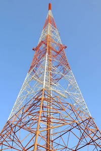 蓝蓝的天空背景与无线电天线塔