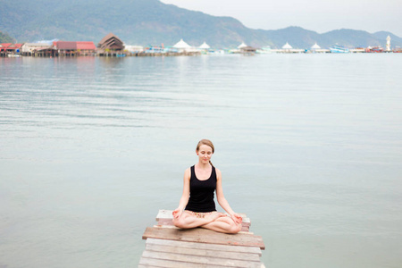 泰国夏季瑜伽冥想