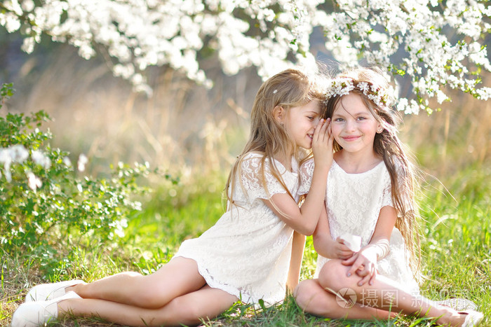 两个小女孩女朋友春天的肖像
