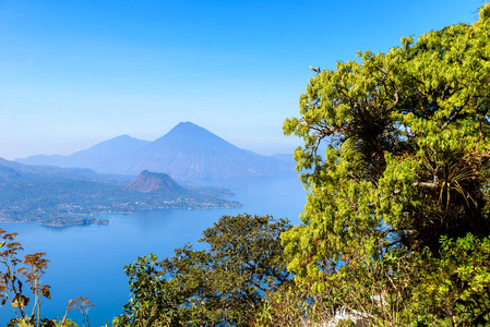 危地马拉高地阿特蒂兰湖湖和火山全景图