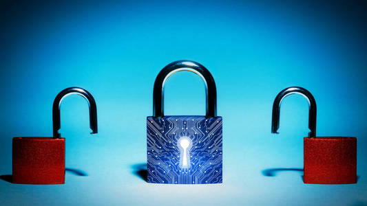 闭合的锁在中心。两边都有两个黑锁。网络安全病毒防护数据保护的概念