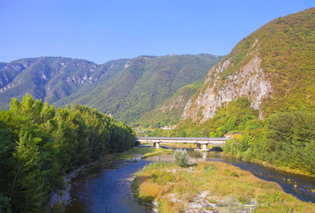 自然风景与山范围和河图片