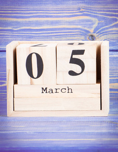 3 月 5 日。3 月 5 日在木制的多维数据集的日历上的日期