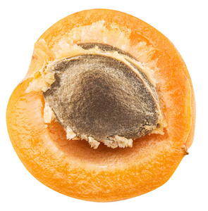 熟杏杏种子在它的截面。裁剪 p