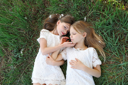 两个小女孩女朋友春天的肖像