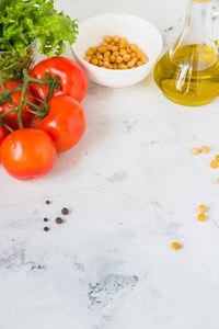 橄榄油, 绿色沙拉生菜, 鹰嘴豆和新鲜西红柿, 复印