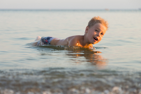 一个年轻的男孩在沙滩上玩