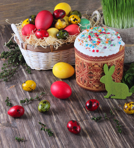 复活节蛋糕和彩蛋上木制的背景