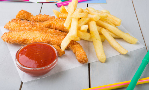 油炸鸡块和薯条照片