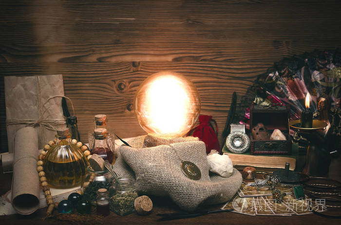 在算命桌上的水晶球和塔罗牌.未来的阅读理念.超自然魔术桌