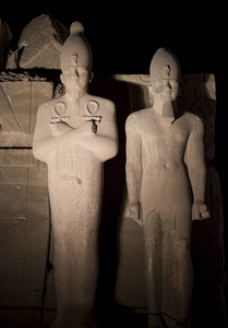 晚上在卡纳克庙里的古埃及雕像图片