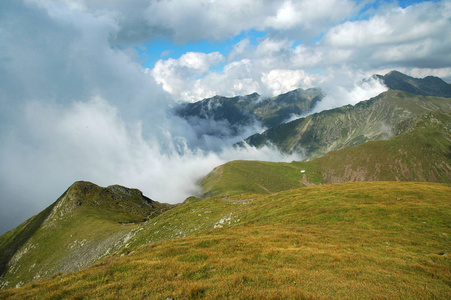 美丽的山的夏日风光。Fagaras 山罗马尼亚