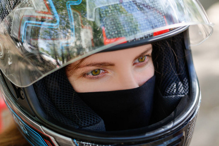 年轻的女孩，在摩托车头盔