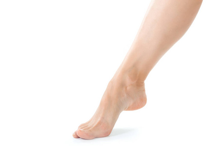 美丽的女性脚被隔绝在白色特写照片