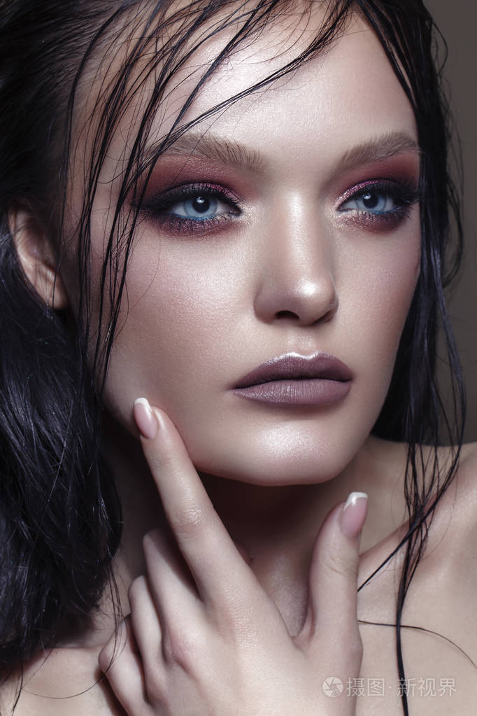 时尚时尚美丽画像.漂亮的女孩脸部特写.发型.专业的化妆.化妆.