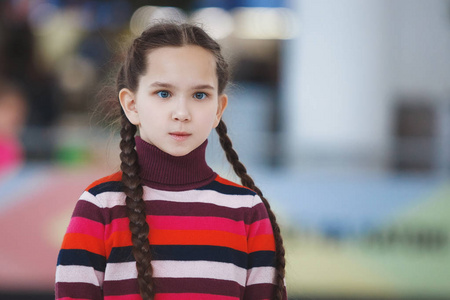 长辫子的小女孩图片