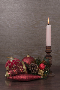 圣诞装饰品和蜡烛