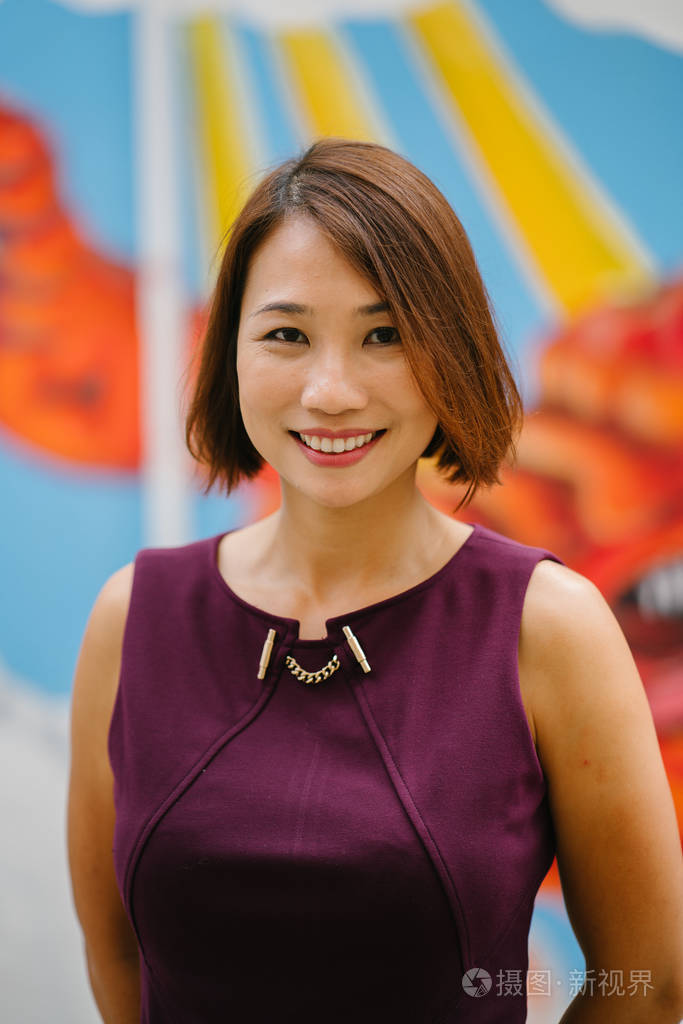 在白天的一个中国亚裔女商人的肖像.她穿着一身服装, 自信地微笑着.