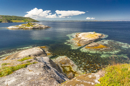 在夏天的挪威峡湾。挪威五彩湾海岸