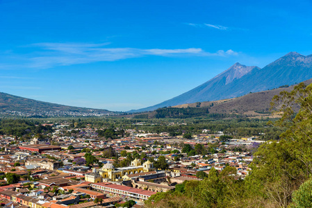 圣克鲁斯从山到老历史名城安提瓜和在危地马拉玛雅高地火山的观点