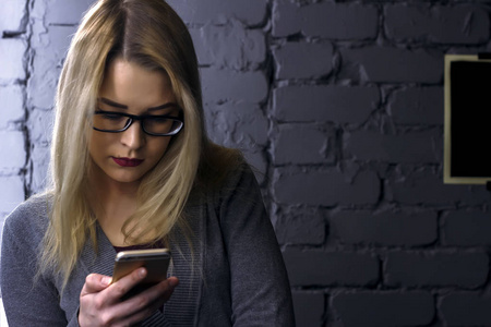 吃饭看手机视频图片-吃饭看手机视频素材-吃饭看手机视频插画-摄图新