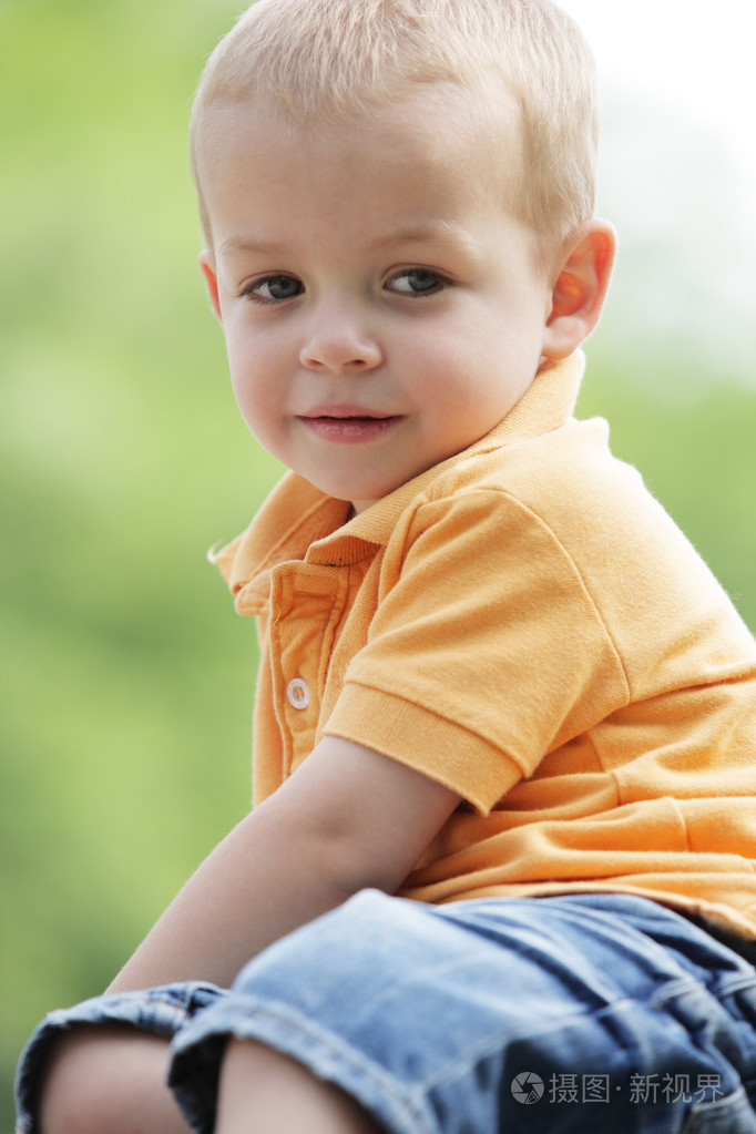 小男孩喜欢外面阳光灿烂的日子