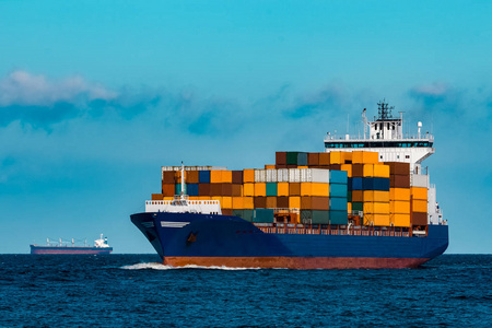 蓝色集装箱船在旅行。物流和货运业
