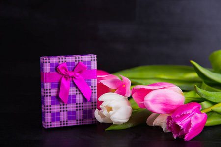 束嫩粉色郁金香与背面黑色木制礼品盒
