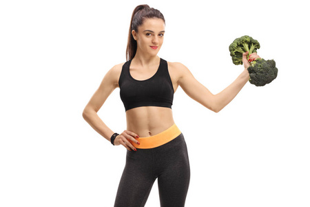 健身妇女持有的花椰菜哑铃孤立在白色背景