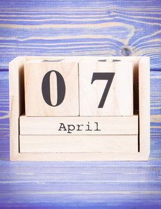4 月 7 日。4 月 7 日在木制的多维数据集的日历上的日期