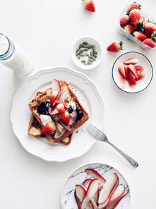 健康早餐与草莓法式土司