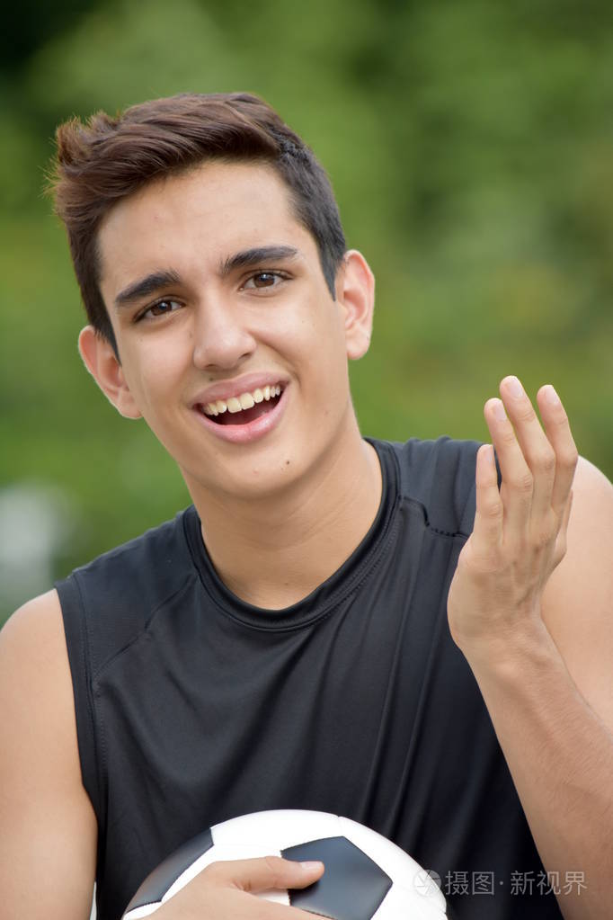 年轻的拉美裔男子足球运动员想知道